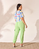 Calça joguing cargo lisa com vazado perna