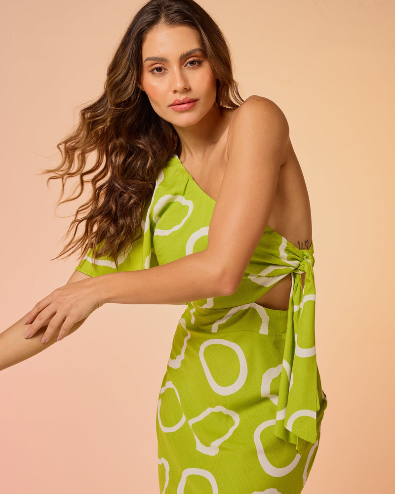 Vestido longo enviesado com amarração lateral