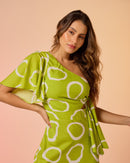 Vestido longo enviesado com amarração lateral